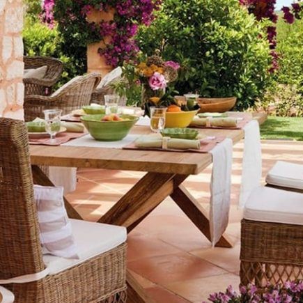 muebles de exterior con buganvilla