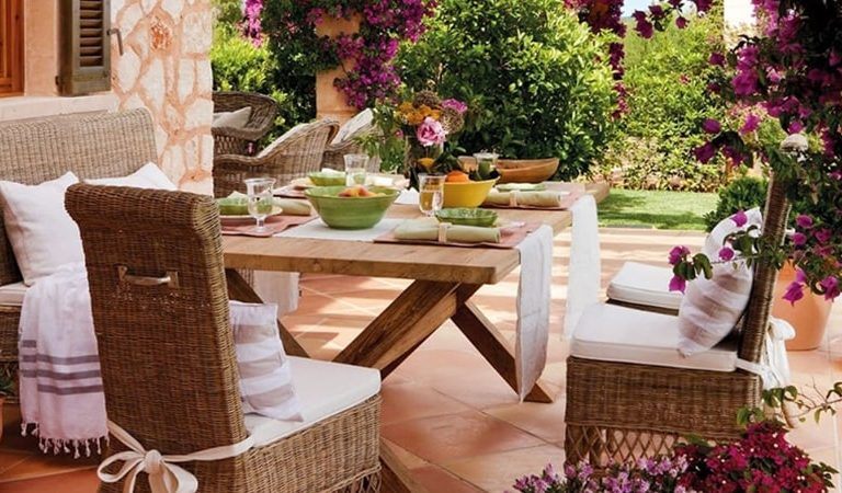 muebles de exterior con buganvilla