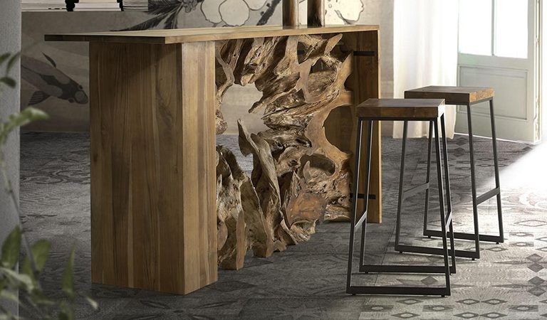 mesa tallada y taburetes