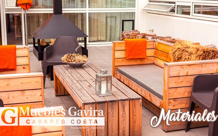 Descubre los materiales más resistentes para muebles de terraza, como el aluminio anodizado, la teca y el polietileno de alta densidad. Protege tu mobiliario exterior este invierno.