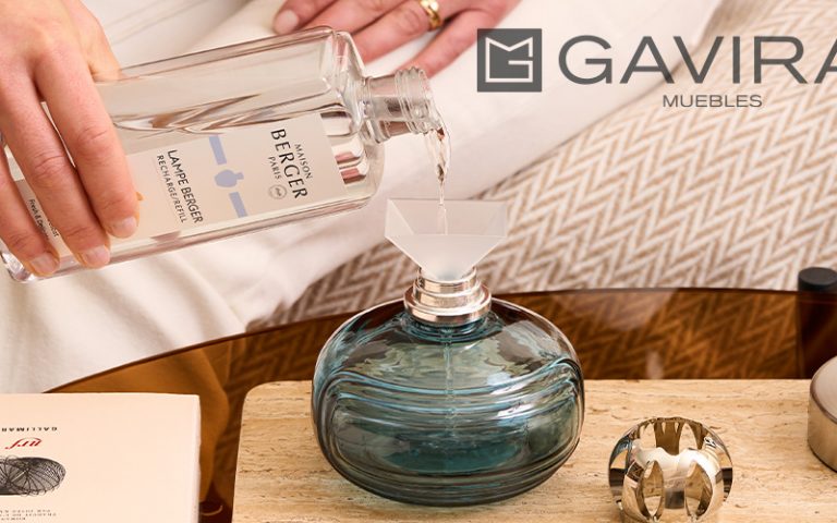 Redacción y Optimización SEO Gem personalizado ¡Perfecto! Con estos datos ya tengo todo lo necesario. Vamos a crear un contenido de autoridad que no solo explique qué es Maison Berger Paris, sino que posicione a Muebles Gavira como el referente experto en Casares Costa para adquirir estos productos. Estrategia de Contenido SEO Título SEO: Maison Berger Paris: Purifica y Perfuma tu Hogar en Casares Costa Meta descripción: Descubre la historia y tecnología de Maison Berger Paris. Aprende cómo purificar el aire de tu hogar con estilo. ¡Visítanos en Muebles Gavira Casares Costa! Maison Berger Paris: El Secreto Francés para un Hogar Saludable y Elegante En el mundo de la decoración y el bienestar, pocas marcas logran combinar con tanto éxito la funcionalidad científica con el lujo artesanal. Hablar de Maison Berger Paris no es hablar de un simple ambientador; es sumergirse en más de 125 años de innovación francesa destinada a transformar la atmósfera de nuestros hogares. Si estás buscando una forma de elevar el ambiente de tu casa, eliminar olores persistentes o simplemente darte un capricho (o hacer el regalo perfecto), en Muebles Gavira Casares Costa te invitamos a descubrir por qué esta firma ha cautivado a personalidades como Coco Chanel o Picasso. ¿Qué es Maison Berger Paris y por qué es diferente? La mayoría de los productos que encontramos en el mercado se limitan a "enmascarar" los olores. Utilizan fragancias fuertes para tapar el aroma de la cocina, las mascotas o el tabaco. Maison Berger Paris opera bajo una premisa totalmente distinta: la purificación molecular. El origen: De los hospitales a tu salón En 1898, Maurice Berger, un auxiliar de farmacia, patentó la Lampe Berger. Su objetivo era noble y ambicioso: desinfectar el aire de los hospitales franceses. Gracias a su sistema de difusión por catálisis, logró una tecnología capaz de destruir las moléculas responsables de los malos olores y eliminar microorganismos. Con el paso de las décadas, esta pieza técnica se convirtió en un objeto de diseño. Hoy, las lámparas Berger son piezas de coleccionista fabricadas en cristal, porcelana y materiales nobles que aportan un toque de distinción a cualquier estancia. ¿Cómo funciona la Lámpara Catalítica? (Ciencia al servicio del hogar) El corazón de este sistema es su quemador cerámico. Al alcanzar altas temperaturas en sus bordes, se produce el proceso de catálisis. Aquí te explicamos los tres beneficios clave: Purificación Real: Atrae y destruye las moléculas del mal olor en lugar de cubrirlas. Perfume Homogéneo: Mientras los bordes purifican, el centro del quemador difunde la fragancia de forma suave y constante. Seguridad: Al no haber llama constante (solo se enciende 2 minutos), es un método seguro para disfrutar de aromas complejos desarrollados por maestros perfumistas en Grasse. Comparativa: Maison Berger vs. Ambientadores Estándar Característica Maison Berger (Lámpara Catalítica) Ambientadores de Supermercado Acción principal Purifica el aire a nivel molecular. Enmascara el olor con químicos. Duración El aroma perdura horas tras 20 min de uso. El olor desaparece rápidamente. Salud Elimina bacterias y mohos. Puede saturar el ambiente de partículas. Diseño Objeto decorativo de alta gama. Envases de plástico desechables. Una Fragancia para cada Rincón